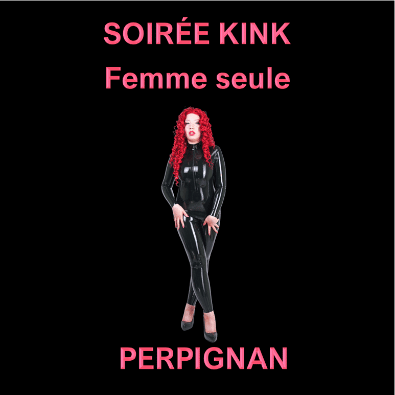 Portrait d’une femme en combinaison moulante noire, cheveux rouges bouclés, posant de manière sensuelle pour une soirée kink en solo.